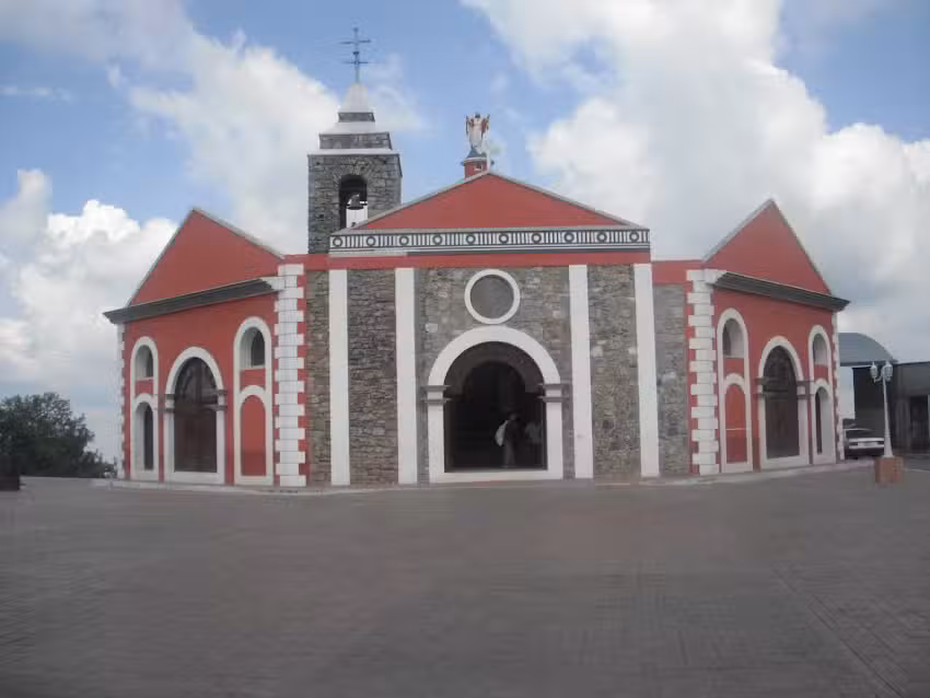 Iglesia (Capilla) De San Miguel Arcangel