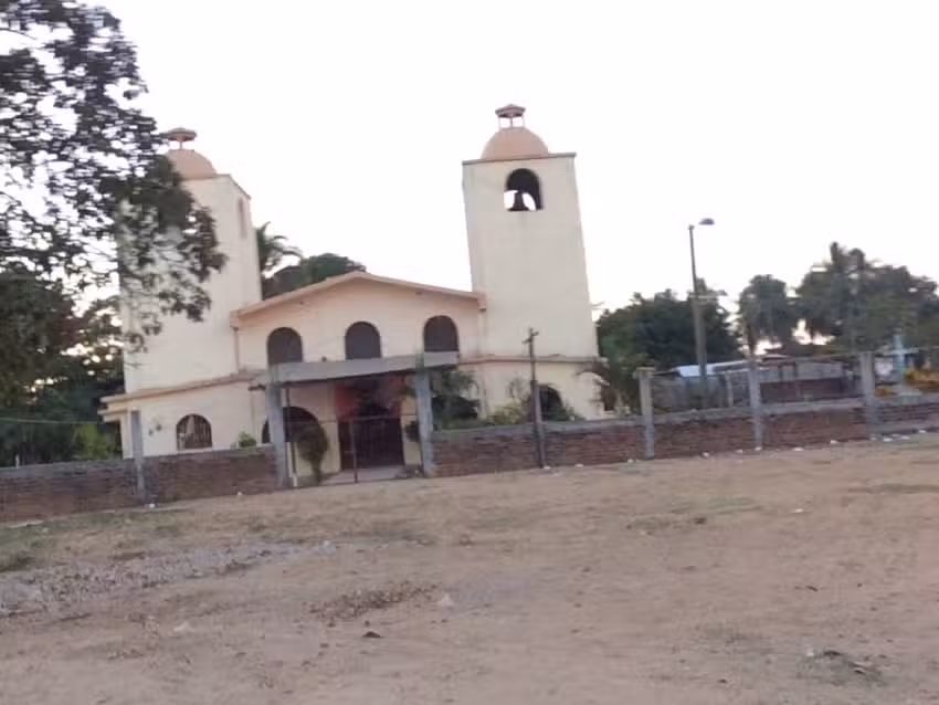iglesia de tierra colorada