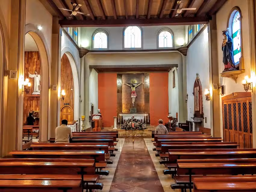 Parroquia del Se&ntilde;or del Buen Despacho. Abierta 24 hrs.