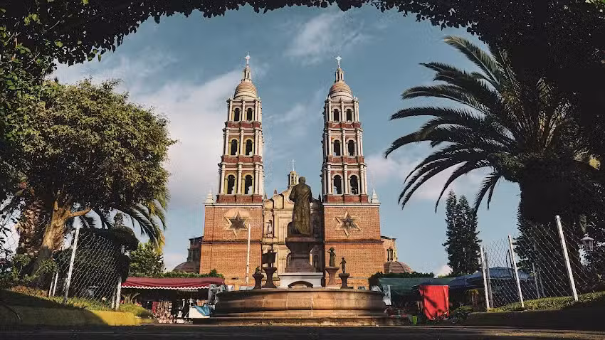 Plaza principal de Nuevo San Juan Parangaricutiro