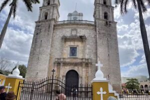 Proyecci&oacute;n luz y sonido fachada de la iglesia