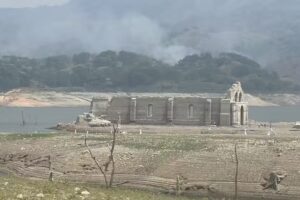 Restaurante mirador frente al templo sumergido
