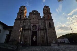 Santuario del Se&ntilde;or Sta. Mar&iacute;a Ahuacatl&aacute;n. Valle de Bravo.